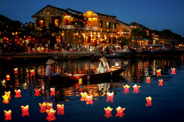 Enjoy the Lantern Streets at Night