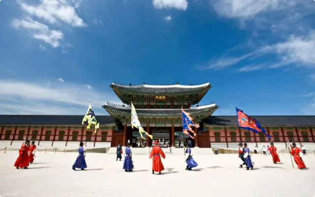 Join a Palace Walking Tour