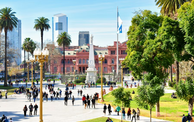 Walk Around Plaza de Mayo